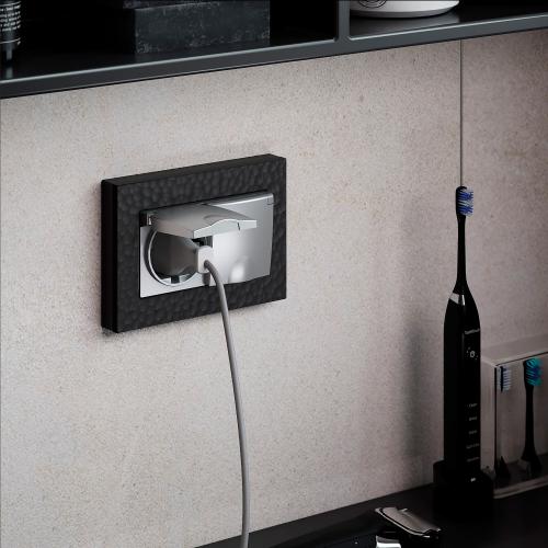 Фото Розетка двойная влагозащищенная с защитными крышками и шторками Werkel W1172206 серебряный
