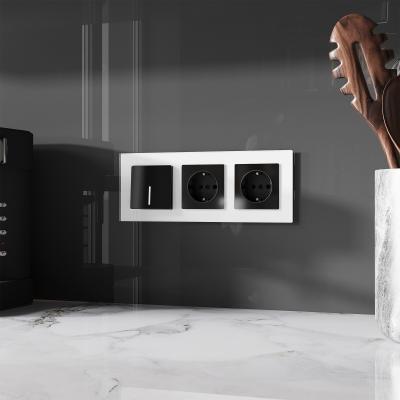 Фото Розетка с заземлением и шторками Werkel W1171148 черный акрил