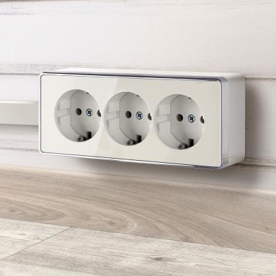 Фото Розетка тройная с заземлением и шторками Werkel Gallant W5073103 слоновая кость