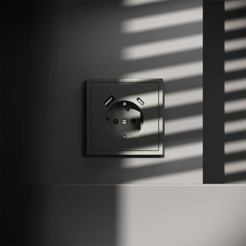 Фото Розетка с заземлением и защитными шторками, с USB, A+С VOLTUM S70, титан, VLS040506