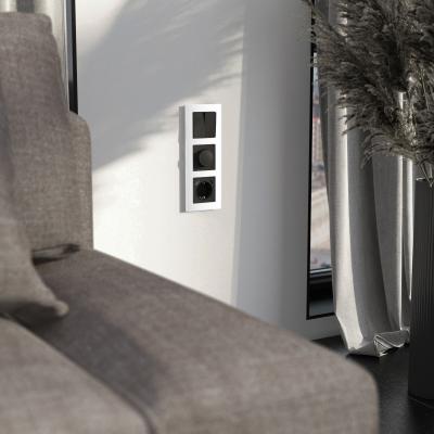 Фото Рамка из стекла на 3 поста Werkel Senso W0033101 белый soft-touch