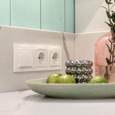 Фото Розетка с заземлением, безвинтовой зажим Werkel W1171301 белая