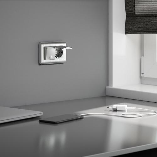 Фото Розетка двойная влагозащищенная с защитными крышками и шторками Werkel W1172206 серебряный
