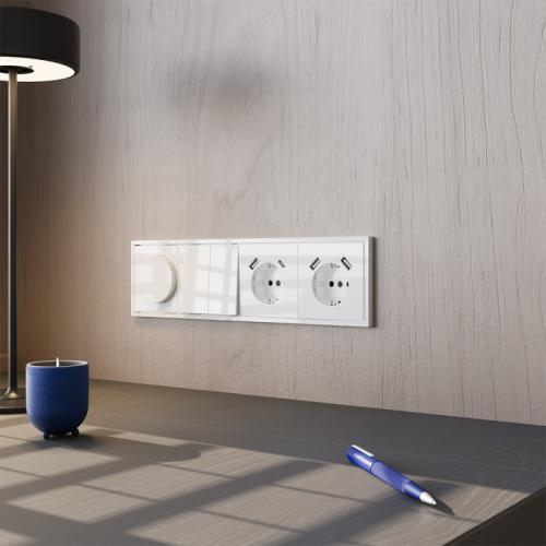Фото Розетка с заземлением и защитными шторками, с USB, A+С VOLTUM S70, белый глянцевый, VLS040501