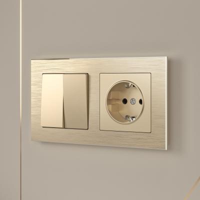 Фото Розетка с заземлением и шторками Werkel W1171111 шампань