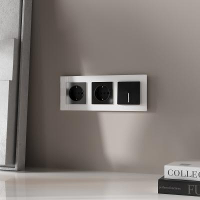 Фото Выключатель одноклавишный проходной с подсветкой Werkel W1112148 черный акрил