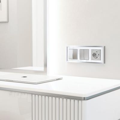 Фото Рамка из металла на 3 поста Werkel Baguette W0032850 белый/серебро