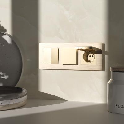 Фото Розетка влагозащищенная с защитной крышкой N Werkel W1171211 шампань