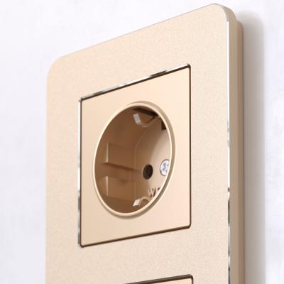 Фото Рамка из металла на 3 поста Werkel Platinum W0032611 шампань