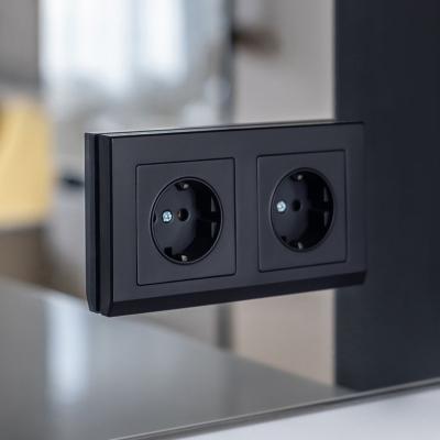 Фото Рамка из поликарбоната на 2 поста Werkel Stark W0021808 черный