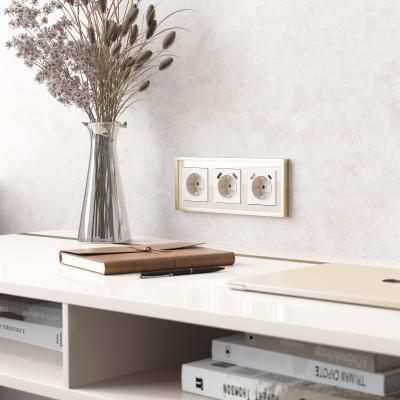 Фото Рамка из металла на 3 поста Werkel Baguette W0032851 айвори/латунь